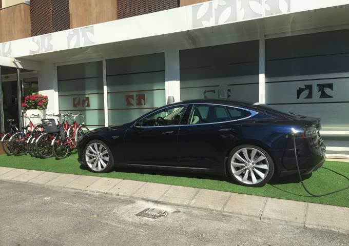 media.Gallery-Coloninne-ricarica-Selct-Riccione-Tesla-Destination-Charging