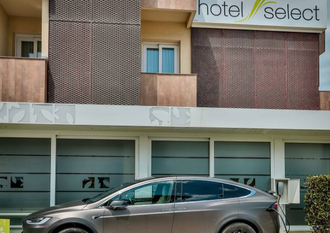 media.Gallery-Coloninne-ricarica-Selct-Riccione-Tesla-Destination-Charging-3